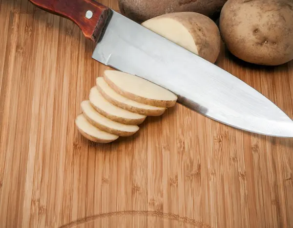 ナイフでジャガイモ — ストック写真