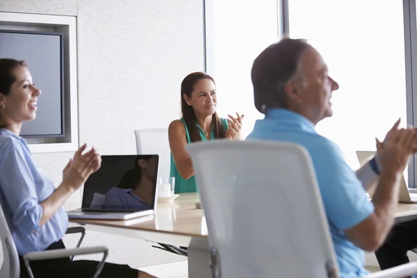 Empresários Applauding Colega no Boardroom — Fotografia de Stock