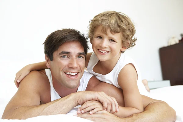 Père et fils se relaxant sur le lit — Photo