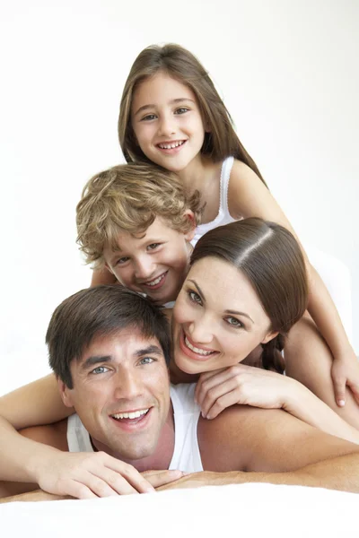 Família relaxante na cama — Fotografia de Stock