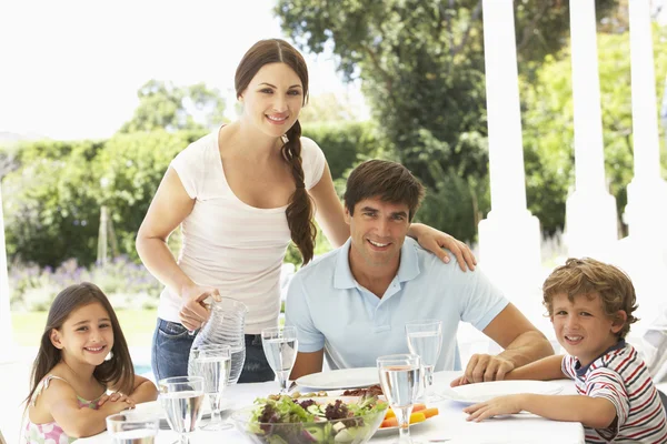 Familjen äta tillsammans — Stockfoto