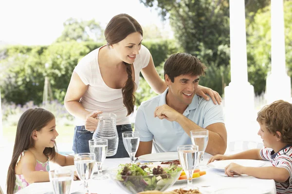 Familjen njuter av måltid i trädgården — Stockfoto