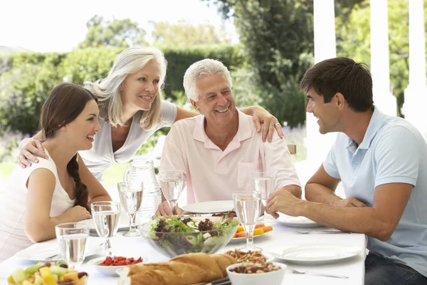 Föräldrar och barn njuta av Al Fresco måltid — Stockfoto