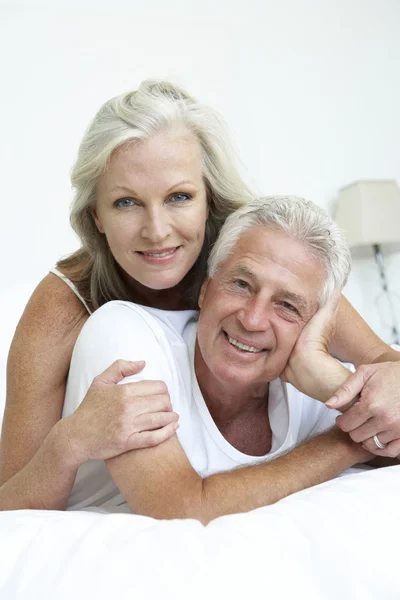 Seniorenpaar entspannt im Bett — Stockfoto