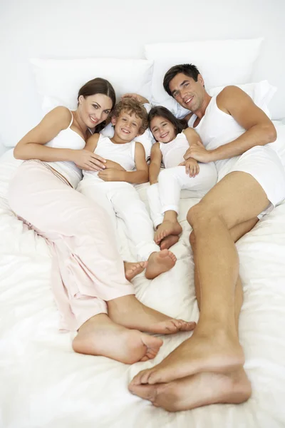 Famiglia rilassante sul letto — Foto Stock