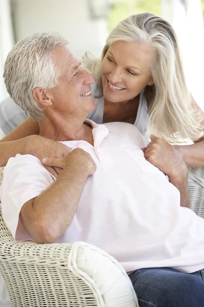 Pareja mayor relajándose juntos — Foto de Stock