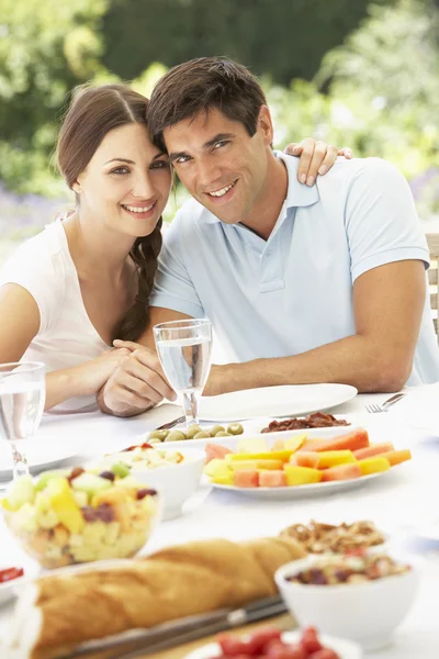 젊은 커플 즐기는 식사 — 스톡 사진