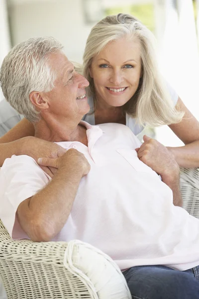 Pareja mayor relajándose juntos — Foto de Stock