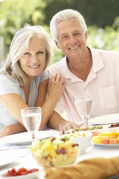 Старшая пара наслаждается обедом на свежем воздухе — стоковое фото