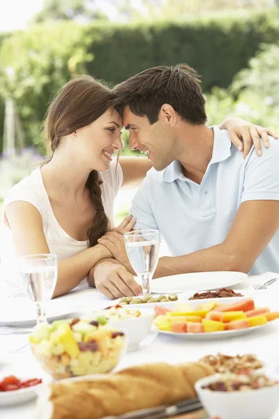 Couple manger des repas dans le jardin — Photo