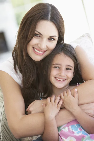 Mãe e filha relaxando juntas — Fotografia de Stock