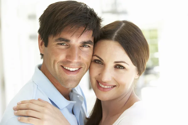 A fiatal pár, átölelve hoznak, és mosolyogva — Stock Fotó