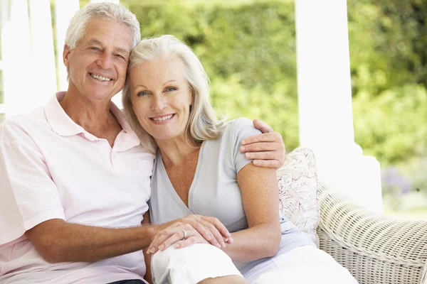 Romantico anziani coppia relax in parco — Foto Stock