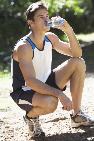 Uomo rilassante dopo l'esercizio fisico — Foto Stock