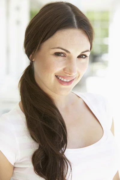 Feliz joven mujer sonriendo — Foto de Stock