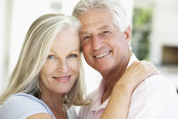 Couple sénior romantique se relaxant dans le parc — Photo