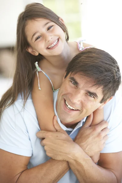 Отец и дочь веселятся — стоковое фото