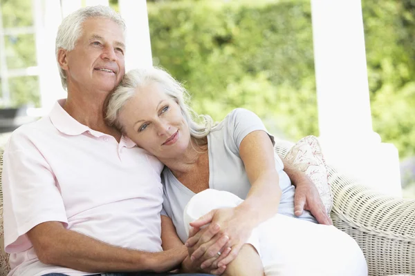 Pareja mayor relajándose afuera — Foto de Stock