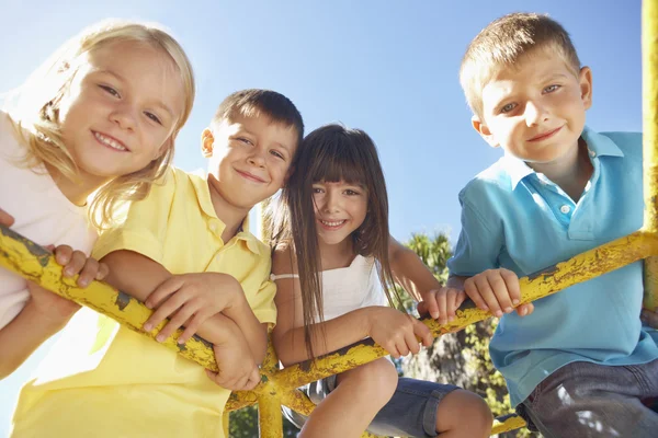 Kinderen spelen op het Frame te klimmen — Stockfoto