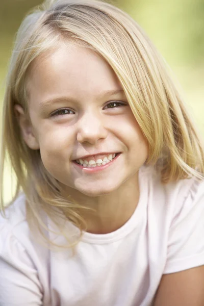 Jong meisje in het park — Stockfoto