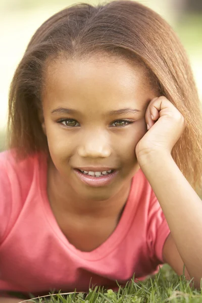 Jeune fille se détendre dans le parc — Photo