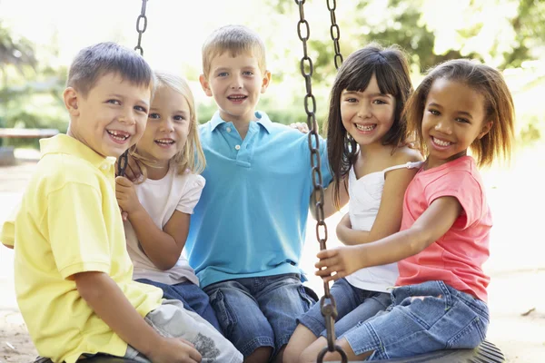 Kinder haben Spaß auf Spielplatz — Stockfoto