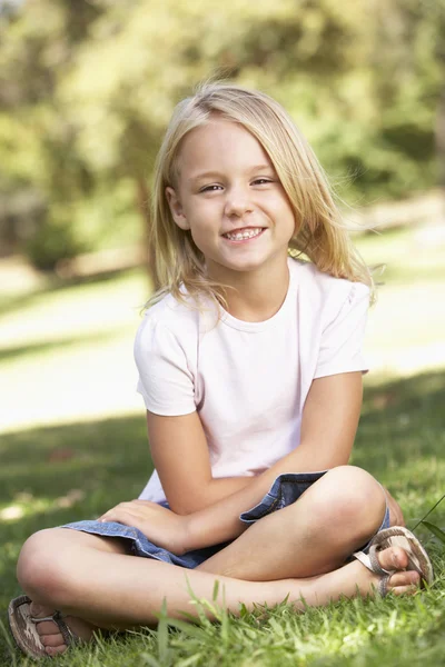 年轻的女孩轻松在公园 — 图库照片