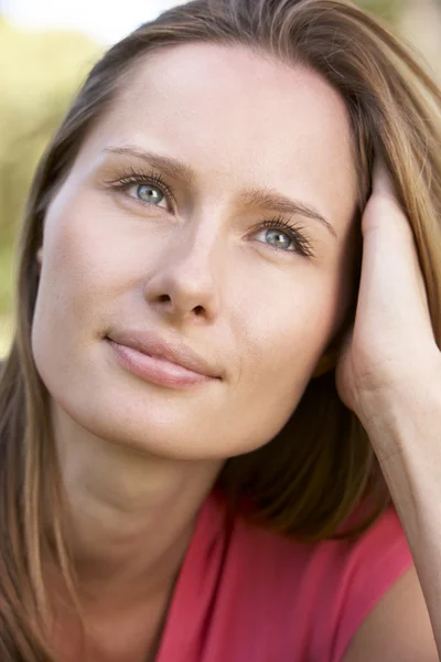 Attraktive junge Frau im Park — Stockfoto