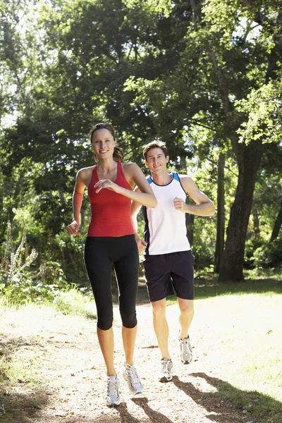 Coppia Running Through Woods — Foto Stock