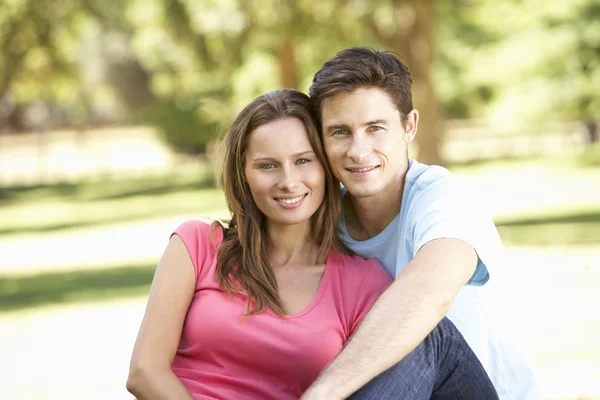 Jeune couple relaxant dans le parc — Photo