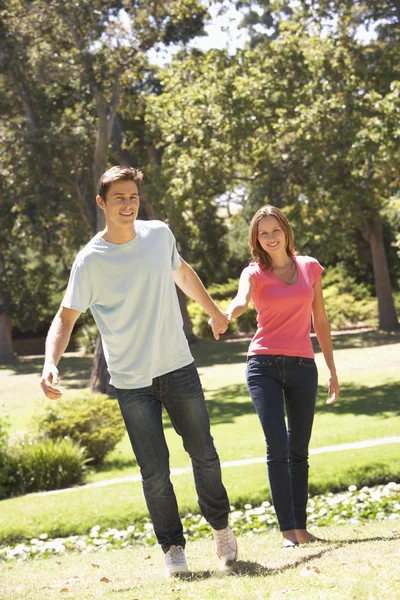 Pareja corriendo por el parque — Foto de Stock