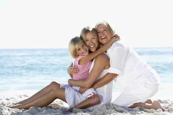 孫娘とビーチで娘と祖母 — ストック写真