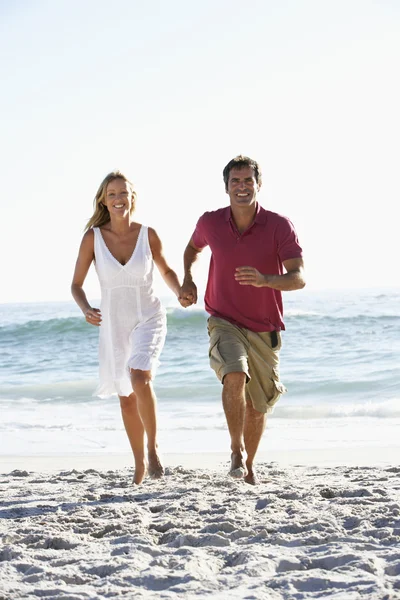 Par går längs sandstranden — Stockfoto
