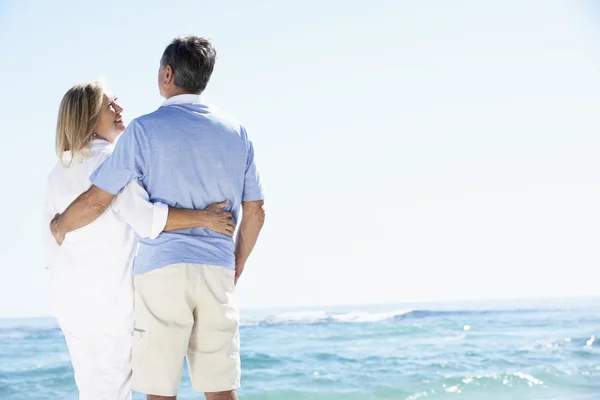 Casal Sênior Relaxante por Oceano — Fotografia de Stock