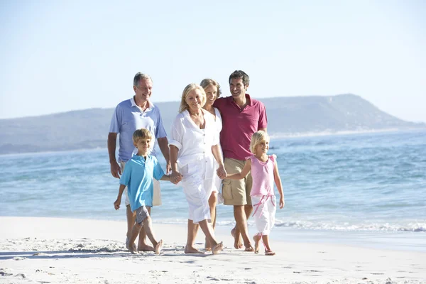 Drie-generatie familie op vakantie — Stockfoto