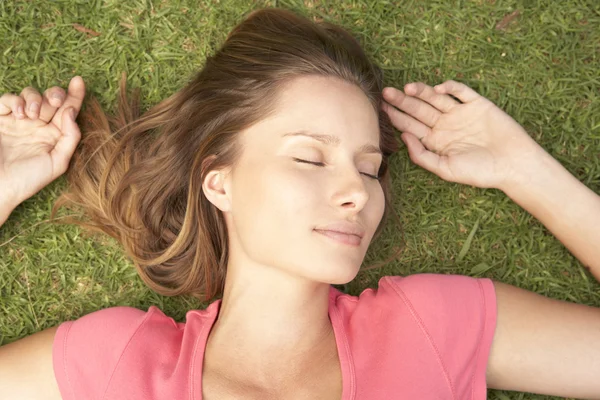 Vrouw liggend op gras — Stockfoto