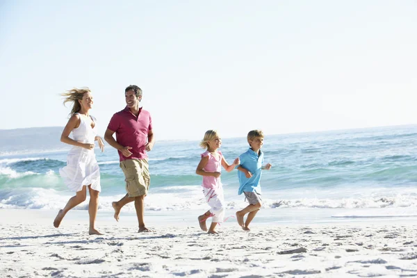 Familjen går längs sandstranden — Stockfoto