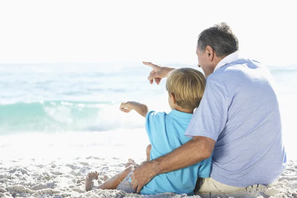 Nonno e nipote seduti sulla spiaggia — Foto Stock