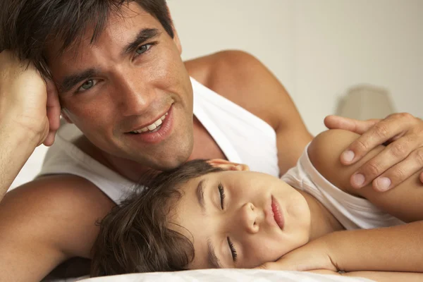 침대에서 위안 자 아들을 아버지 — 스톡 사진