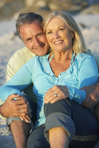 Äldre par avkopplande på stranden — Stockfoto