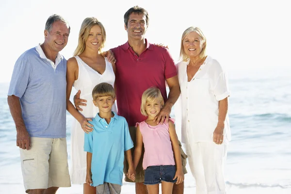 Familjen på strandsemester — Stockfoto