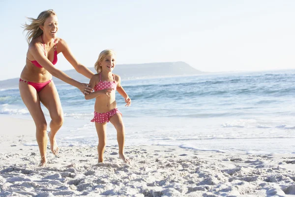 Mutter und Tochter laufen am Strand entlang — Stockfoto