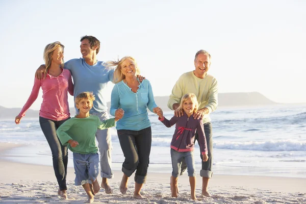 Familia en vacaciones corriendo por la playa — Foto de Stock