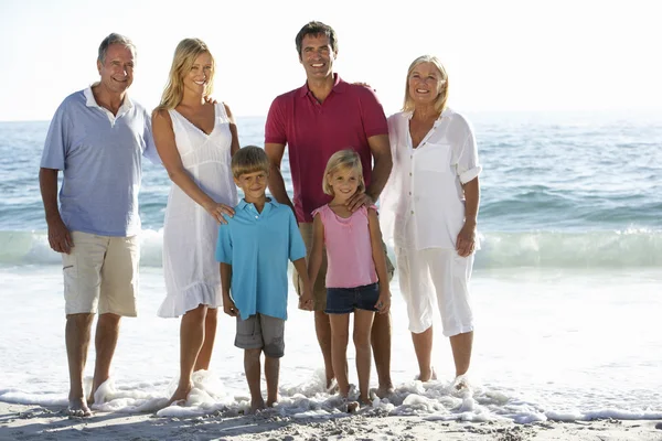 Familia de tres generaciones de vacaciones — Foto de Stock
