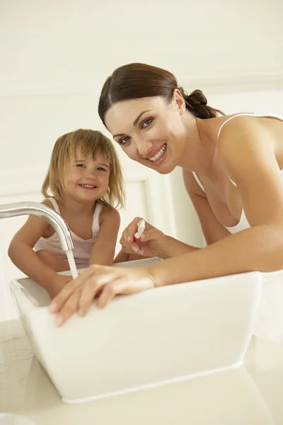 Madre e hija cepillándose los dientes —  Fotos de Stock