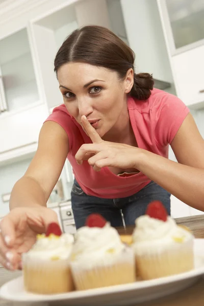 Mujer comiendo pasteles — Foto de Stock