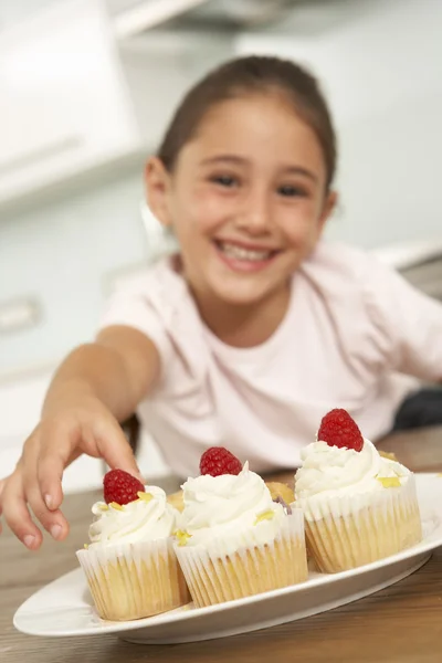 Jong meisje eten Cakes — Stockfoto