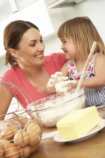 Mädchen hilft Mutter beim Kuchenbacken — Stockfoto