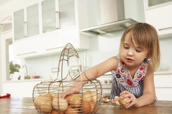 Chica hornear pasteles en la cocina — Foto de Stock