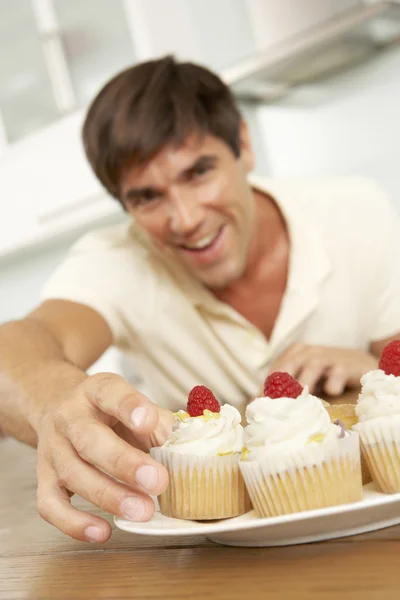 Hombre comiendo pasteles — Foto de Stock